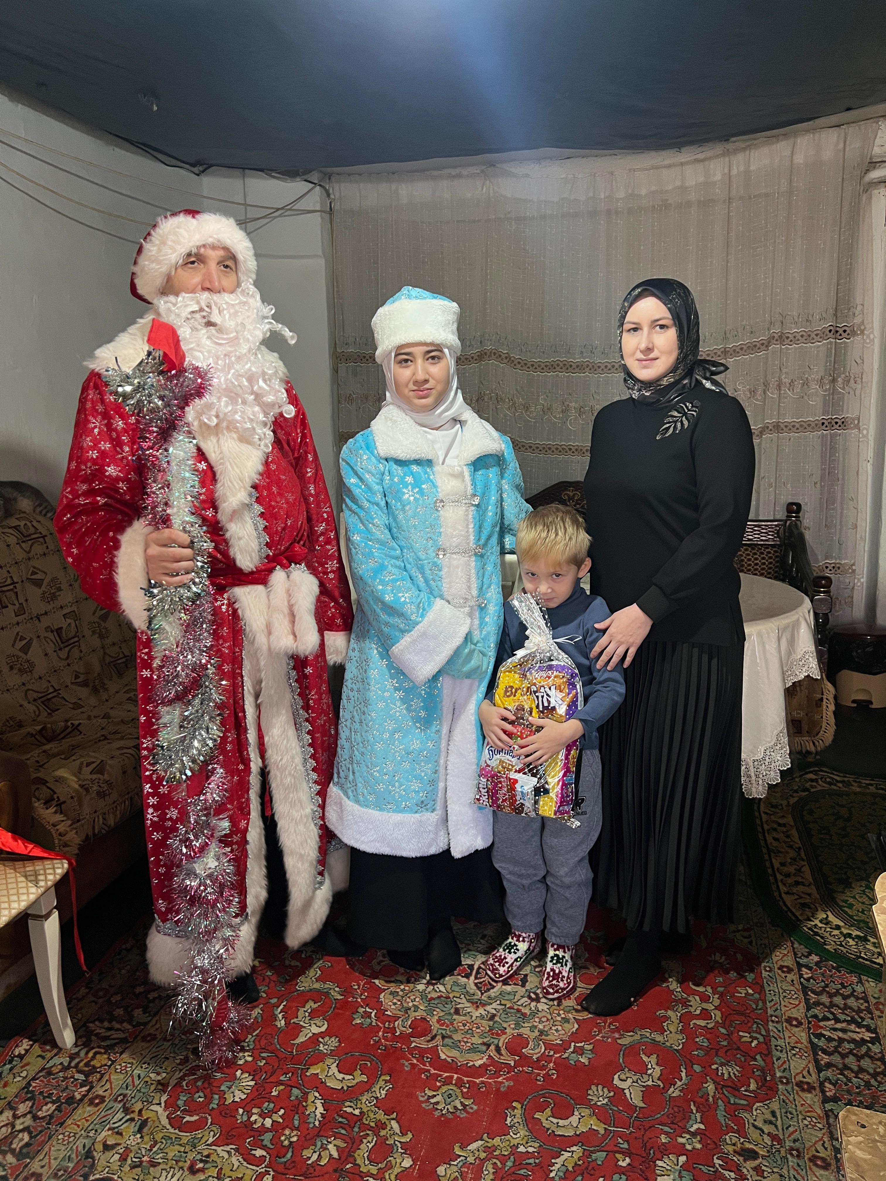 Карабудахкентский Комплексный центр поздравил 250 подопечных детей с наступающим Новым годом